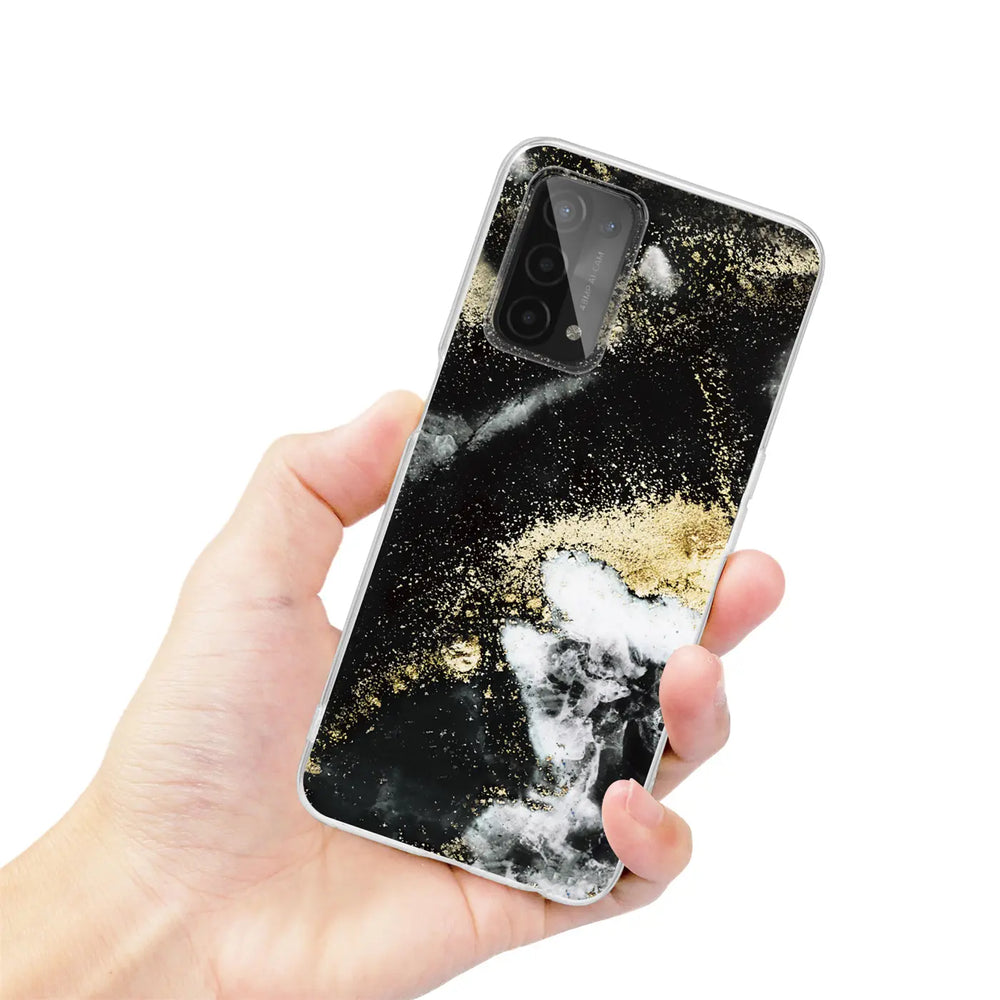 Hand hält Oppo A54/A74 5G Hülle, Marmor-Sand-Design, Schwarz/Gold, Rückansicht