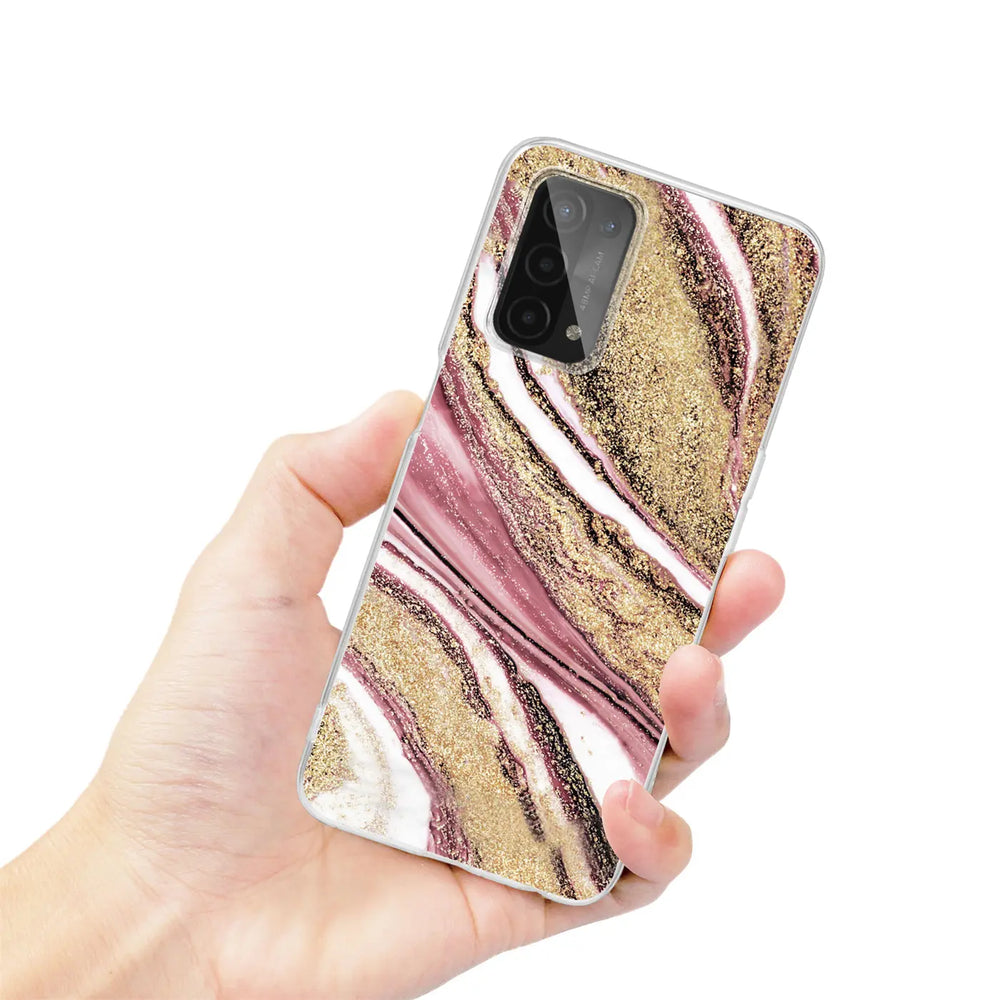 Hand hält Oppo A54/A74 5G Hülle, Marmor-Sand-Design, Rosa/Gold, von vorne