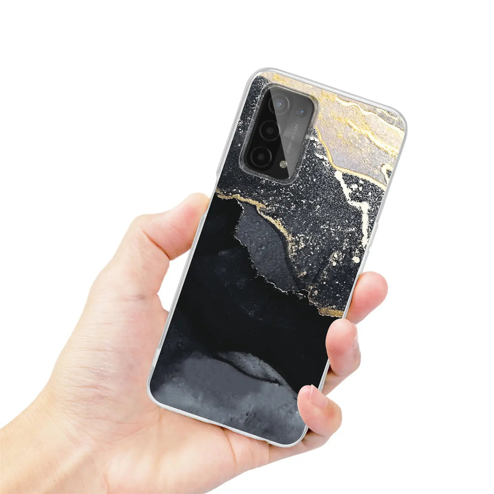 Hand hält Oppo A54 5G Hülle, Marmor-Design, Schwarz/Gold, Rückansicht