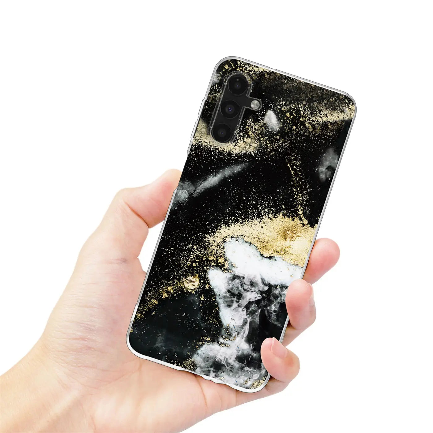 Hand hält schwarze Marmor-Hülle mit Goldpartikeln für Samsung Galaxy A13 5G/A04s.