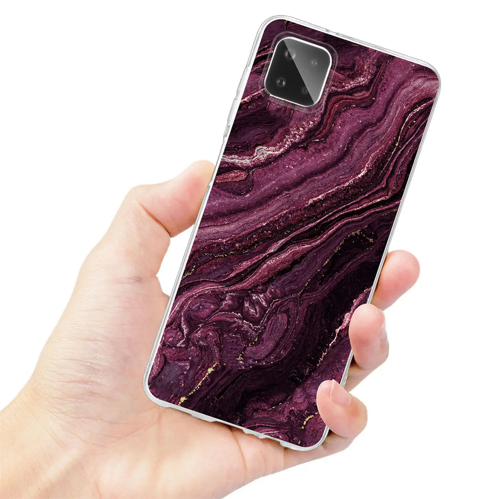Samsung Galaxy A22 5G Hülle, lila Marmor-Design, von vorne gehalten