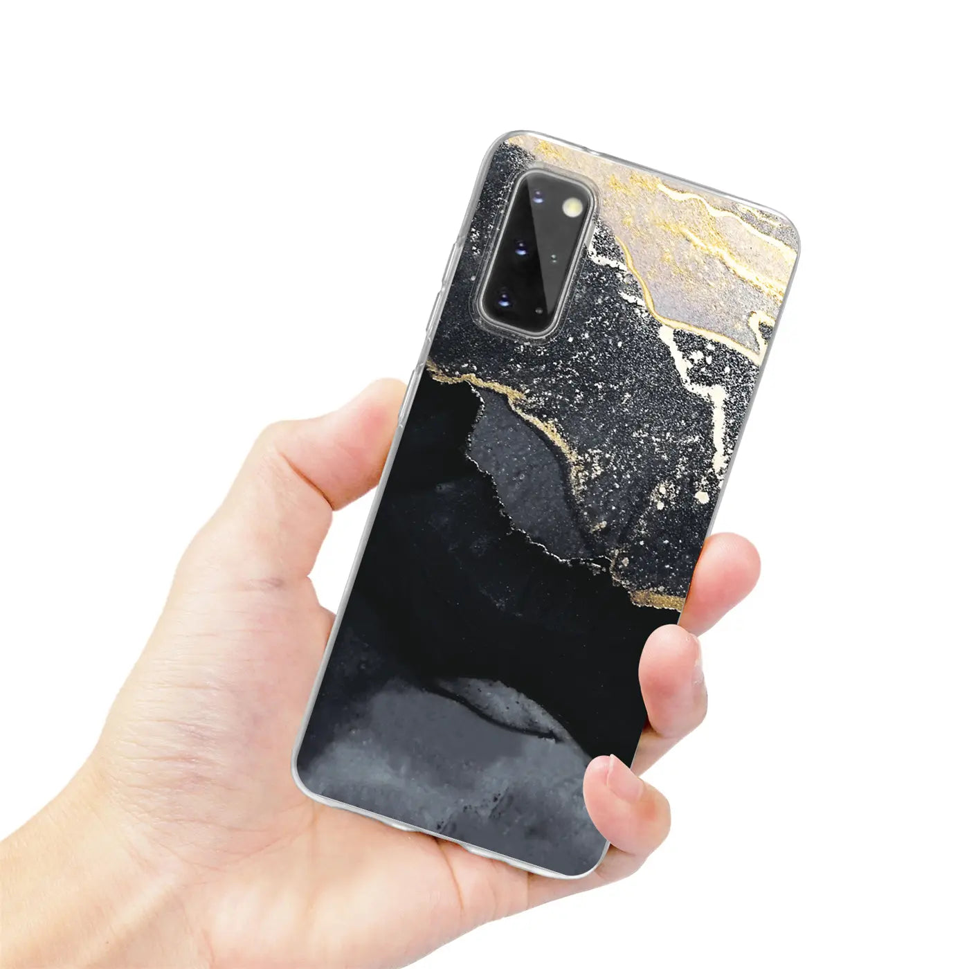 Hand hält Samsung S20 mit Marmor-Design Hülle, Schwarz/Gold, Nahaufnahme