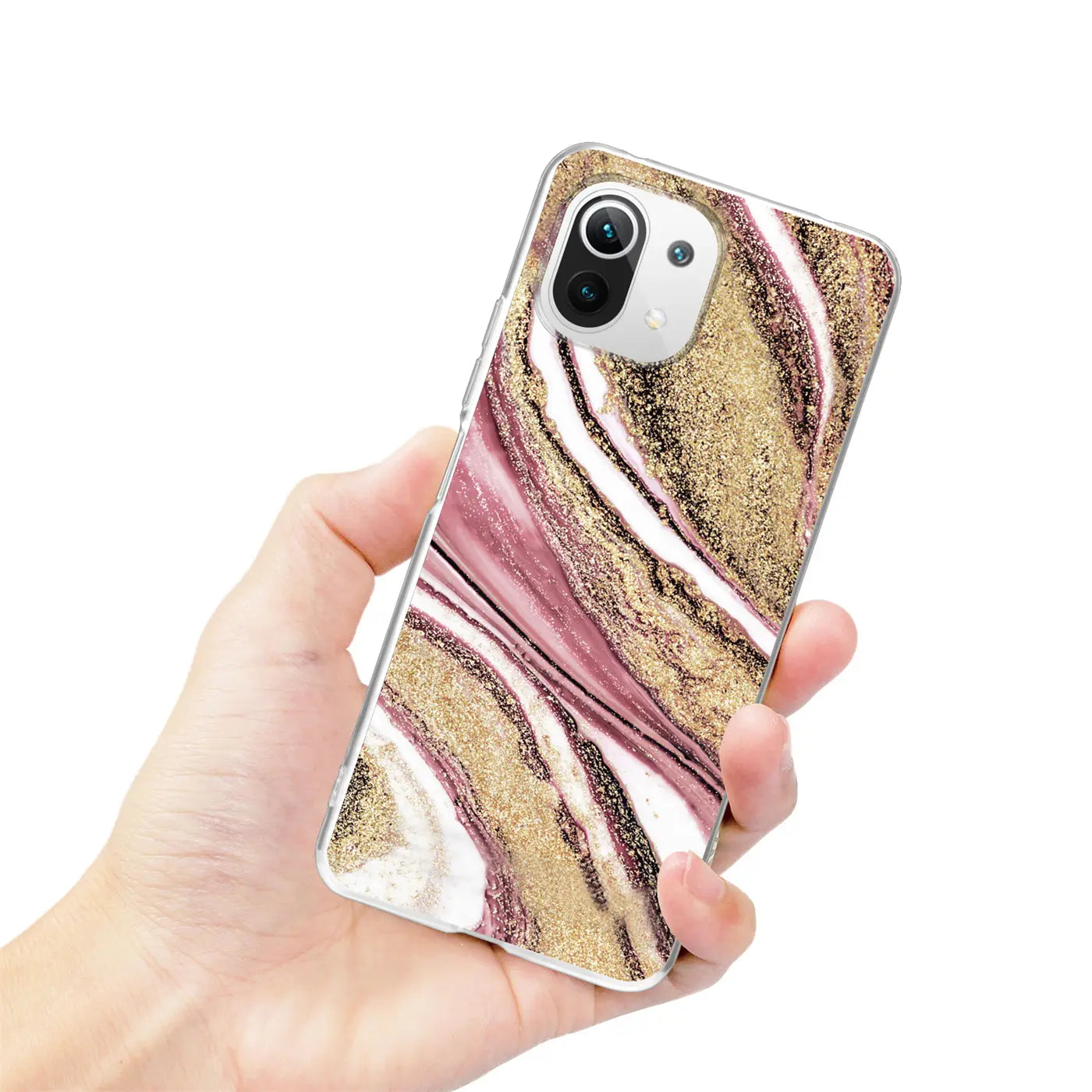 Hand hält Xiaomi Mi 11 Lite 4G/5G mit Marmor-Sand-Hülle, Nahaufnahme, Rosa/Gold