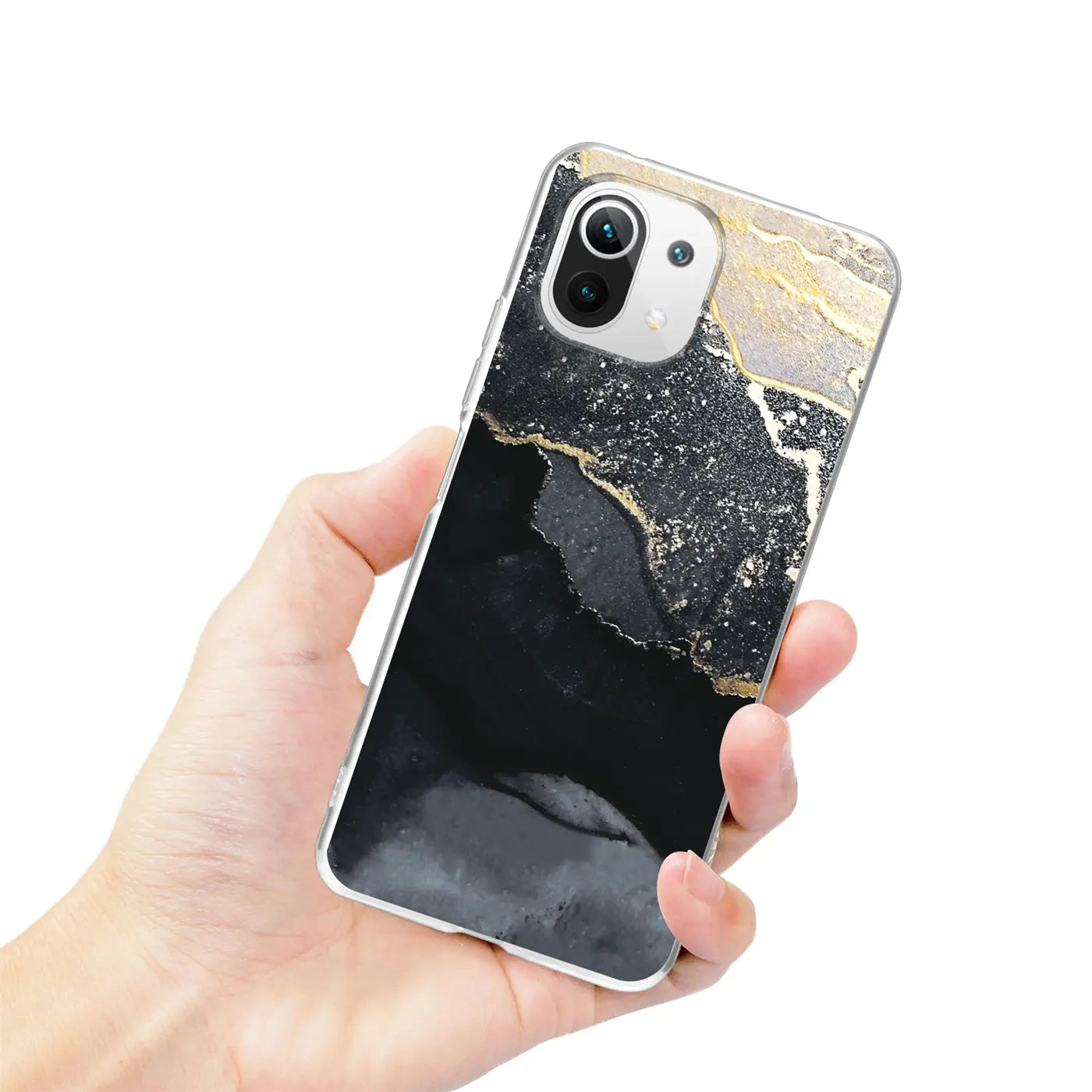 Hand hält Xiaomi Mi 11 Lite 4G/5G mit Marmor-Sand-Design Hülle, Nahaufnahme.