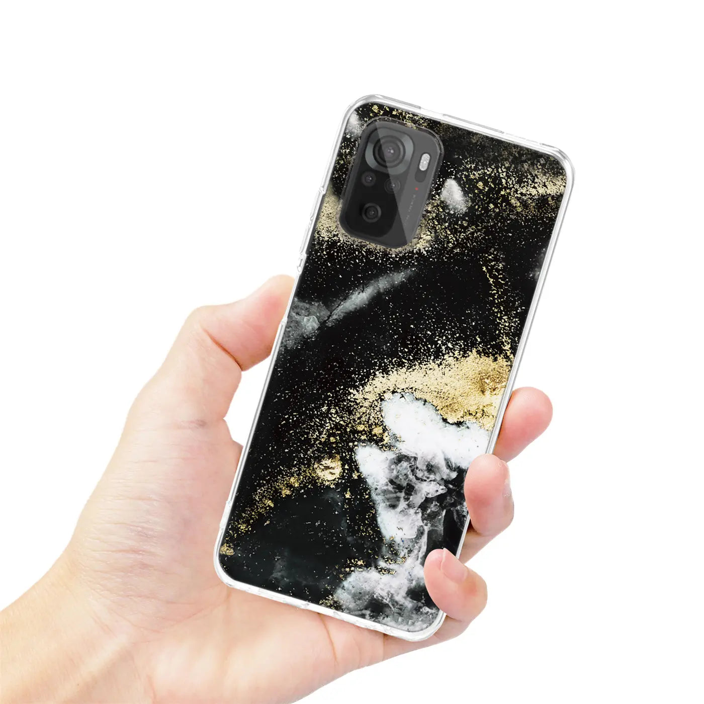 Hand hält Xiaomi Redmi 10 mit Marmor- & Sand-Design Hülle, schwarz/gold, von vorne.