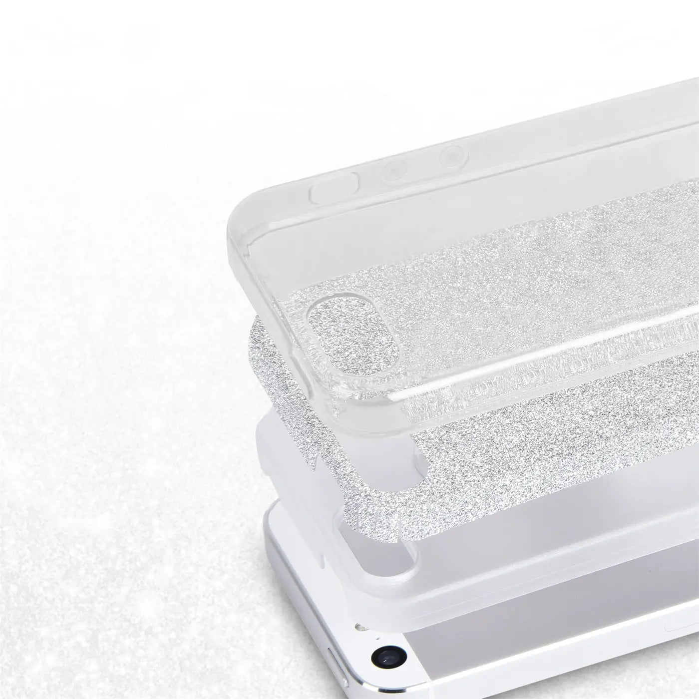 Silberne Glitzer-TPU-Hüllen gestapelt über weißem iPhone 5/5S/SE, Draufsicht.
