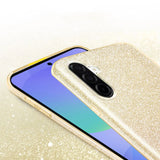 Goldene Glitzer-TPU-Hülle auf Samsung Galaxy A57 5G, Nahaufnahme.