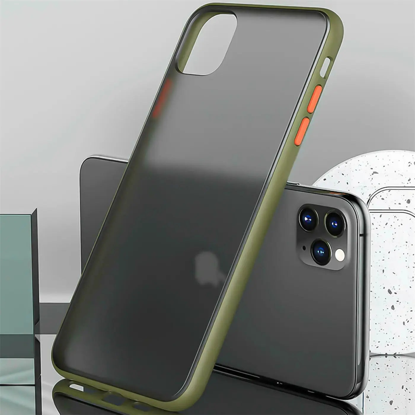 Dunkelgraue Hülle aus Kunststoff mit grünem Rand, seitlich für iPhone 11 Pro.
