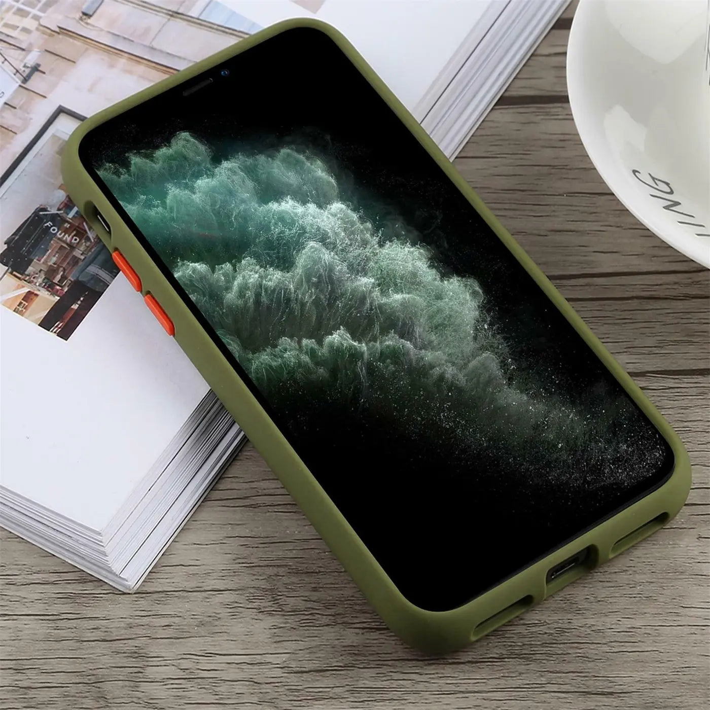 Grüne Hülle aus Silikon für iPhone 11 Pro Max, von oben schräg fotografiert.