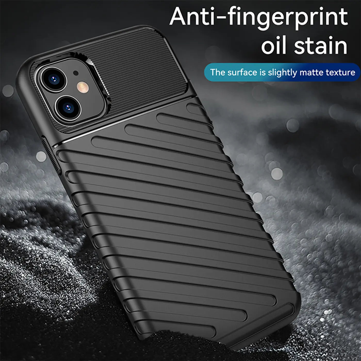 Schwarze, geriffelte Hülle aus Kunststoff für iPhone 11, von schräg oben fotografiert.