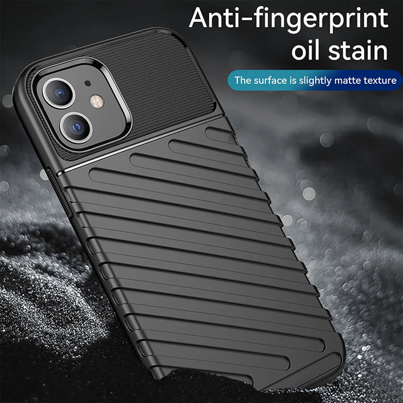 Schwarze Handyhülle aus Kunststoff, schräg von vorne, zeigt iPhone 12/12 Pro Kamera