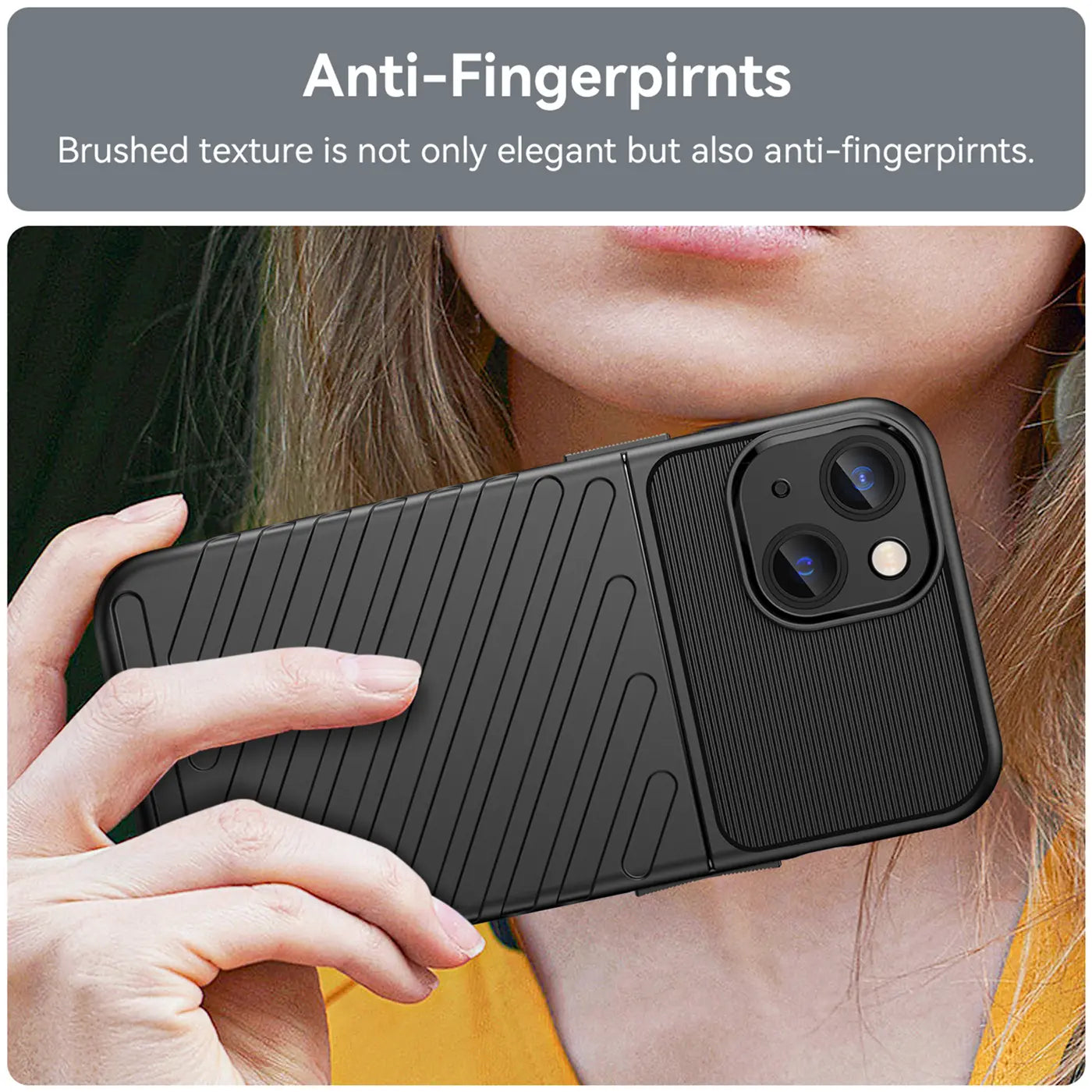 Schwarze Handyhülle aus Kunststoff mit gerillter Textur, gehalten in der Hand, iPhone 13 erkennbar.