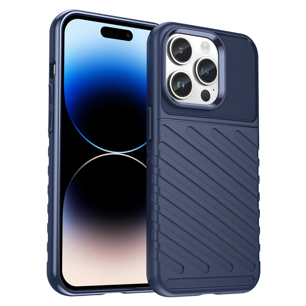 Dunkelblaue Handyhülle aus Kunststoff, schräg von vorne, auf iPhone 14 Pro Max