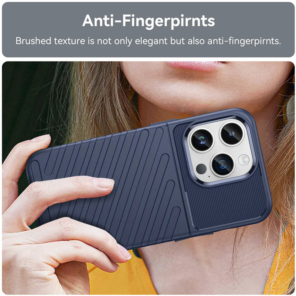 Dunkelblaue Handyhülle aus Kunststoff mit Rillenmuster, zeigt iPhone 14 Pro Max, von oben.