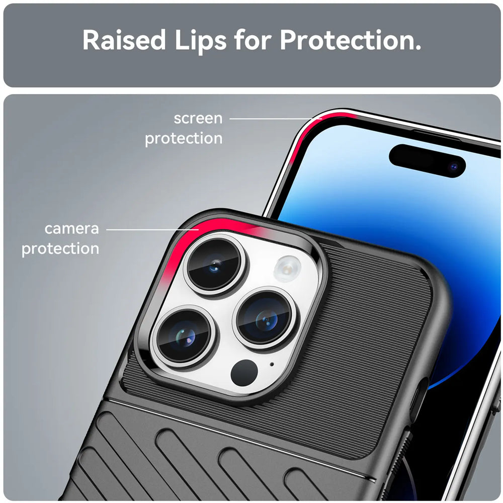 Schwarze Handyhülle aus Kunststoff mit erhöhten Kanten für iPhone 14 Pro Max, Nahaufnahme.