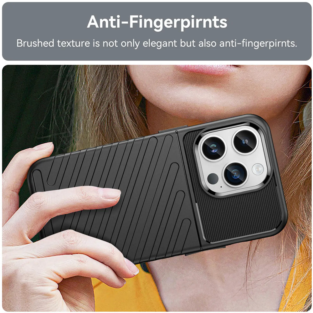 Schwarze Handyhülle aus Kunststoff mit gerillter Textur, zeigt iPhone 14 Pro Max, Seitenansicht.