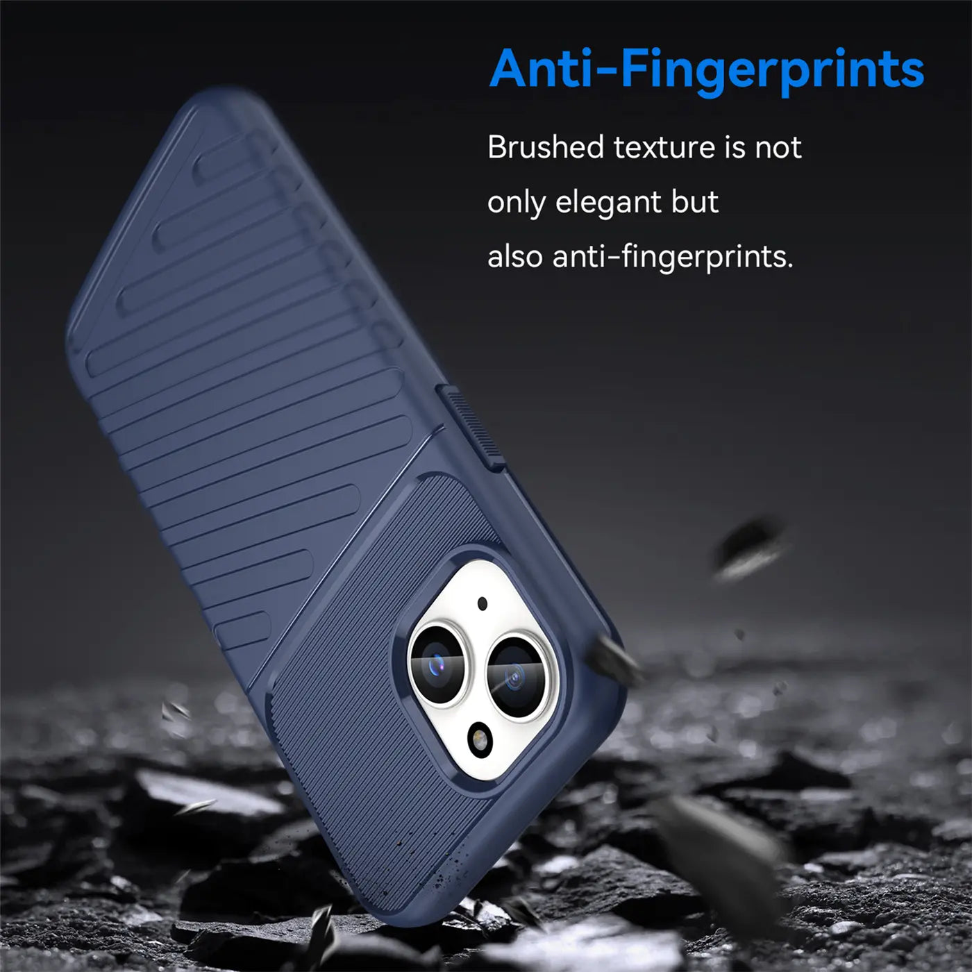 Dunkelblaue Handyhülle aus Kunststoff, von schräg unten, mit Kameraöffnung für iPhone 15.