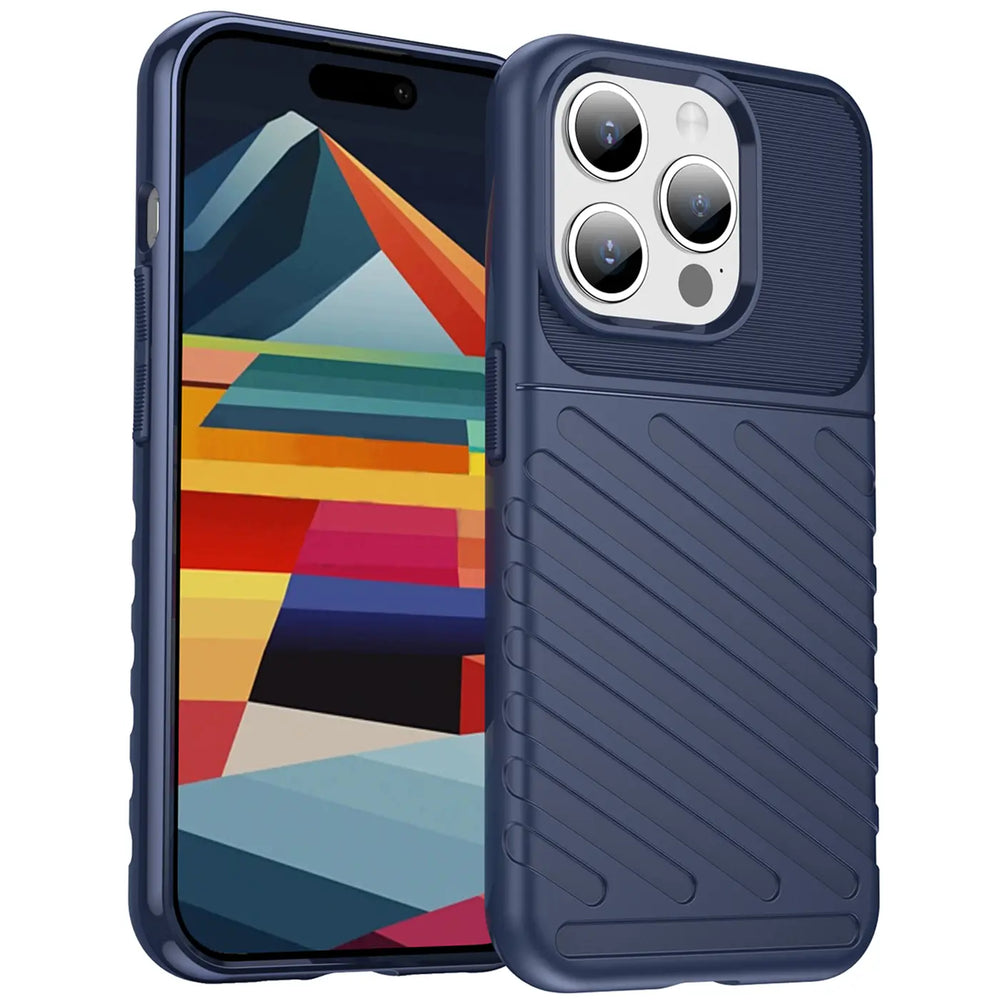 Dunkelblaue Hülle aus Kunststoff, schräg von vorne, zeigt iPhone 15 Pro Max mit Kamera.