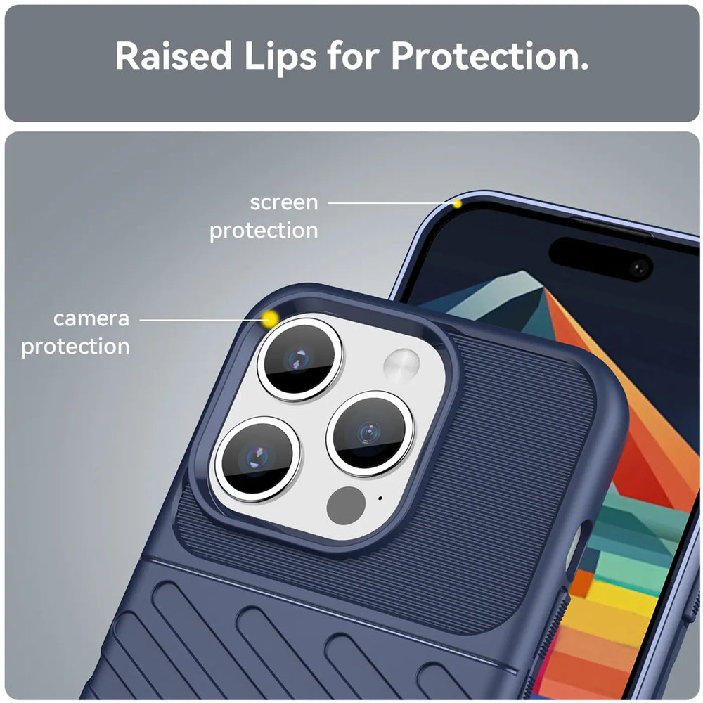Dunkelblaue Handyhülle aus Gummi, Rückansicht, zeigt iPhone 15 Pro Max Kameras.