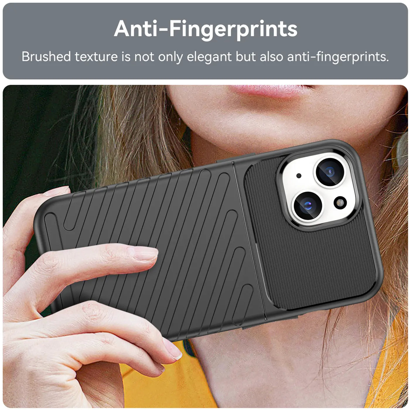 Schwarze Handyhülle aus Gummi mit Rillenmuster, von hinten gezeigt, iPhone 15 erkennbar.