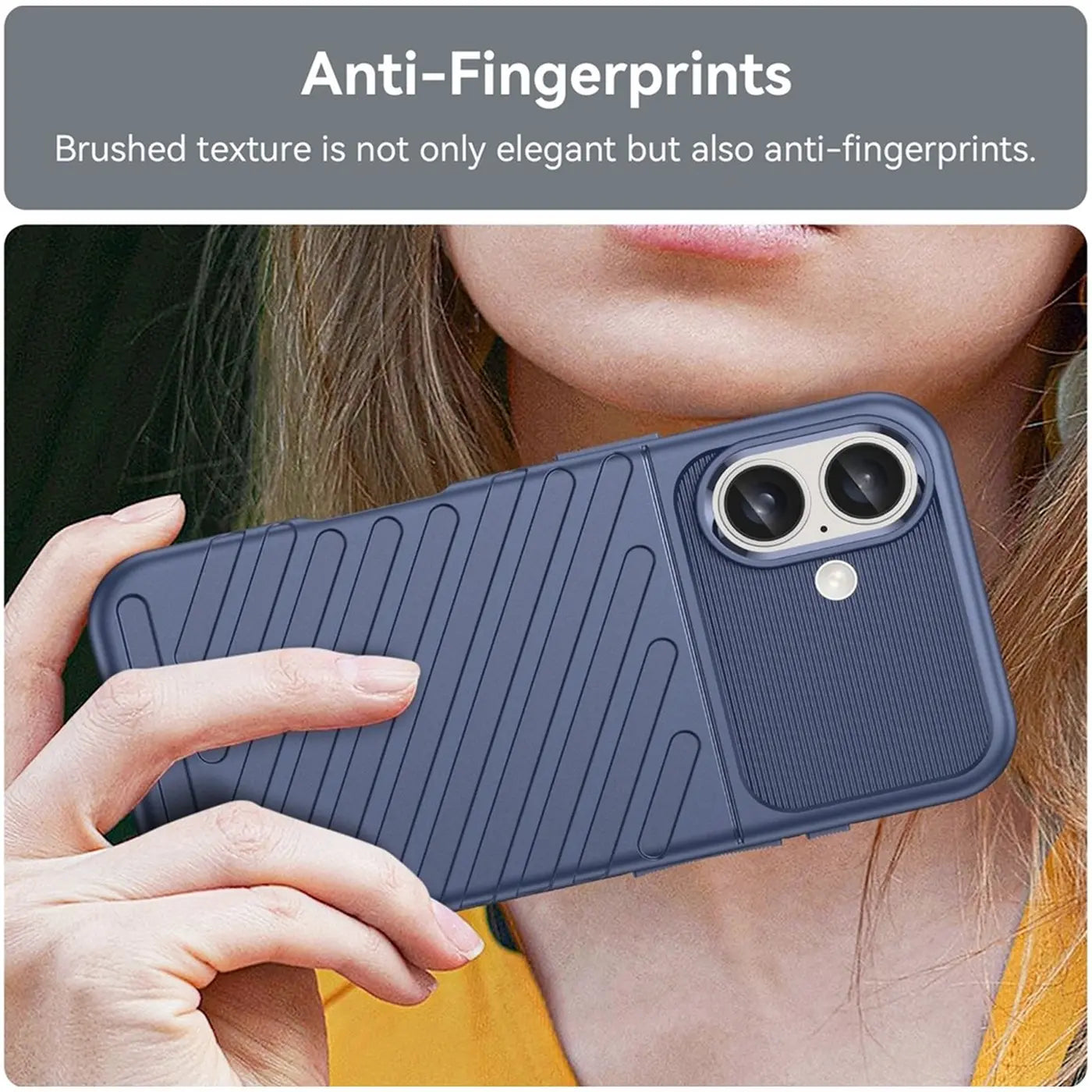 Blaue Handyhülle aus Kunststoff mit gerillter Textur, von hinten gezeigt, hält ein iPhone 16 Plus.