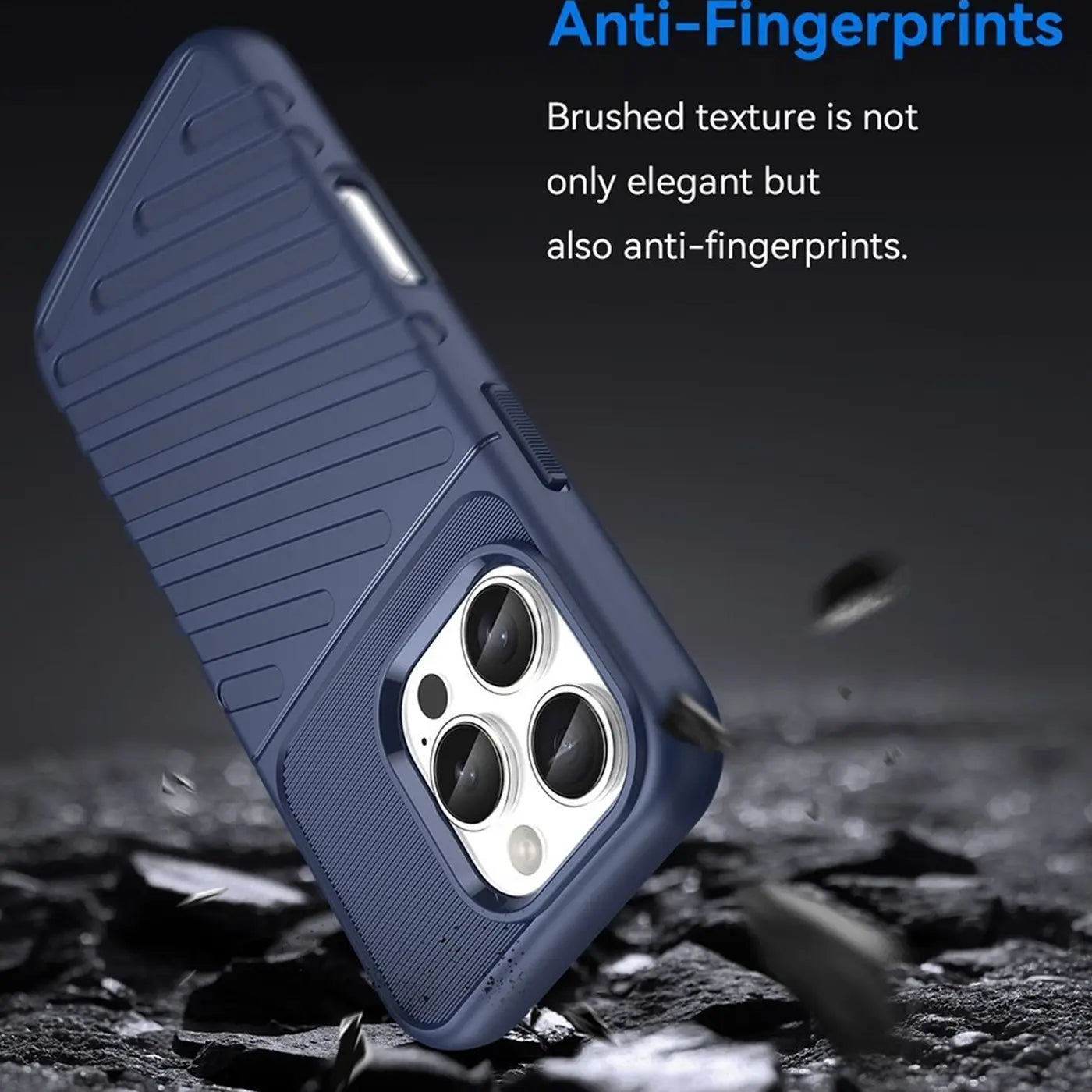 Dunkelblaue Handyhülle aus Kunststoff, von schräg unten, zeigt Kameraaussparung für iPhone 16 Pro Max.