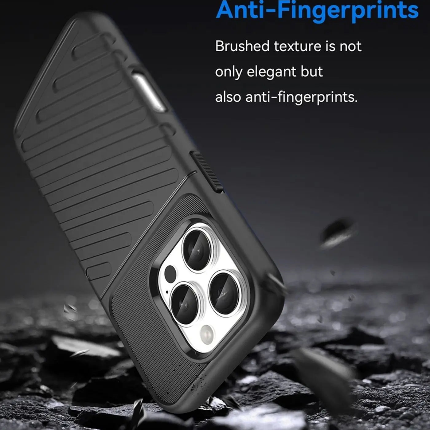 Schwarze Handyhülle aus Kunststoff, schräg von vorne, zeigt Kamera von iPhone 16 Pro Max.