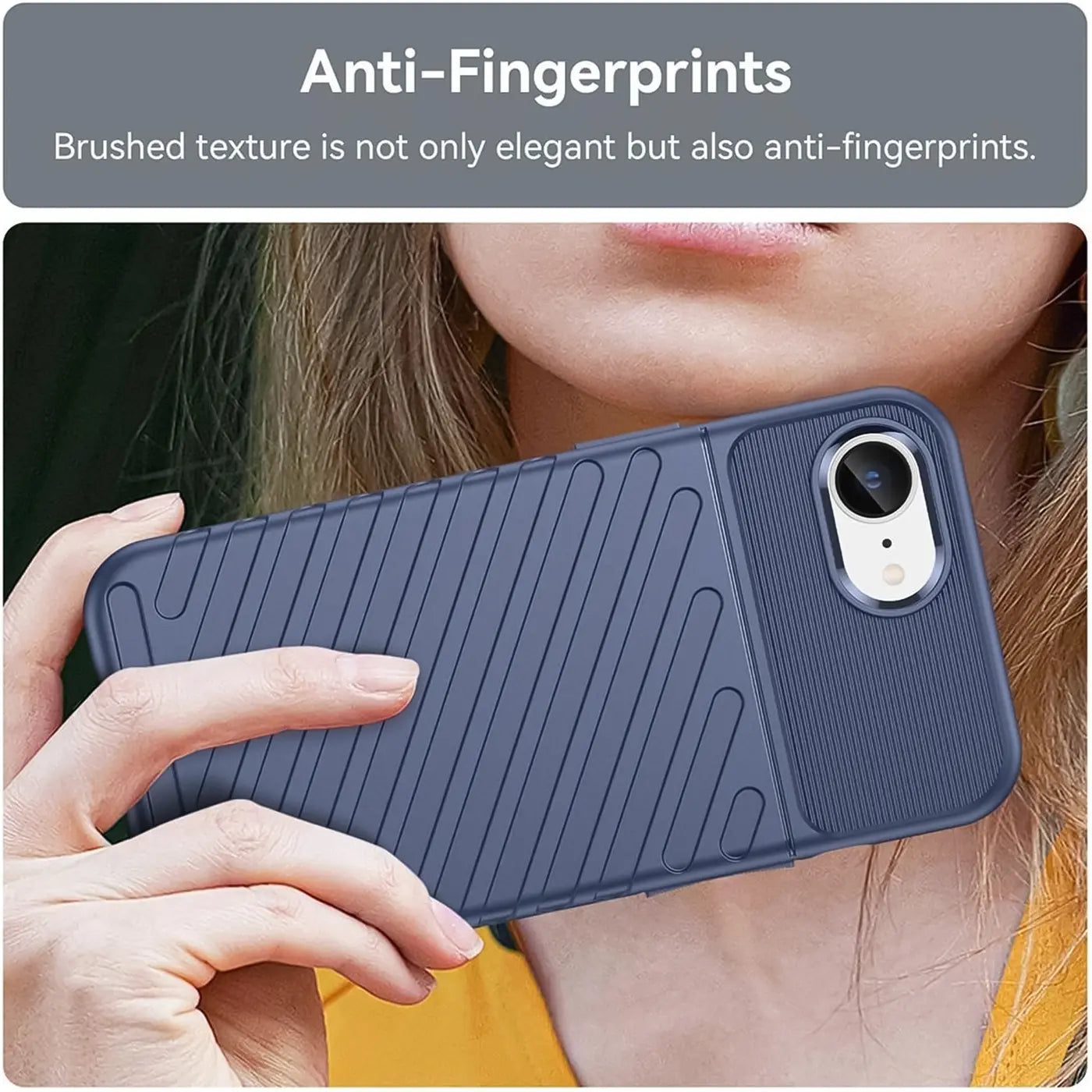 Dunkelblaue Handyhülle aus Gummi mit Rillenmuster, von vorne gehalten, iPhone 16e erkennbar.