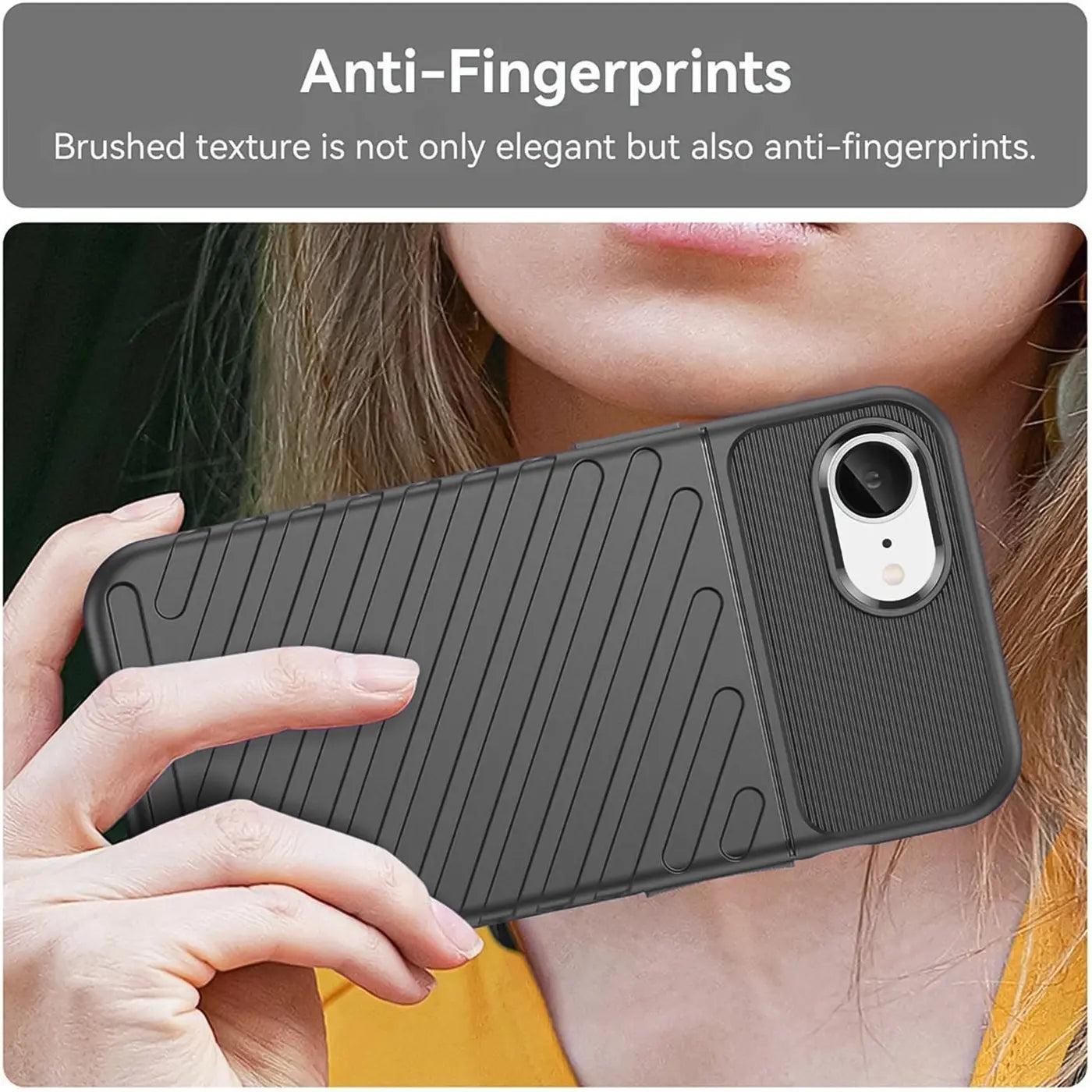 Dunkelgraue Handyhülle aus Kunststoff mit Rillenmuster, von vorne gesehen, hält ein iPhone 16e.