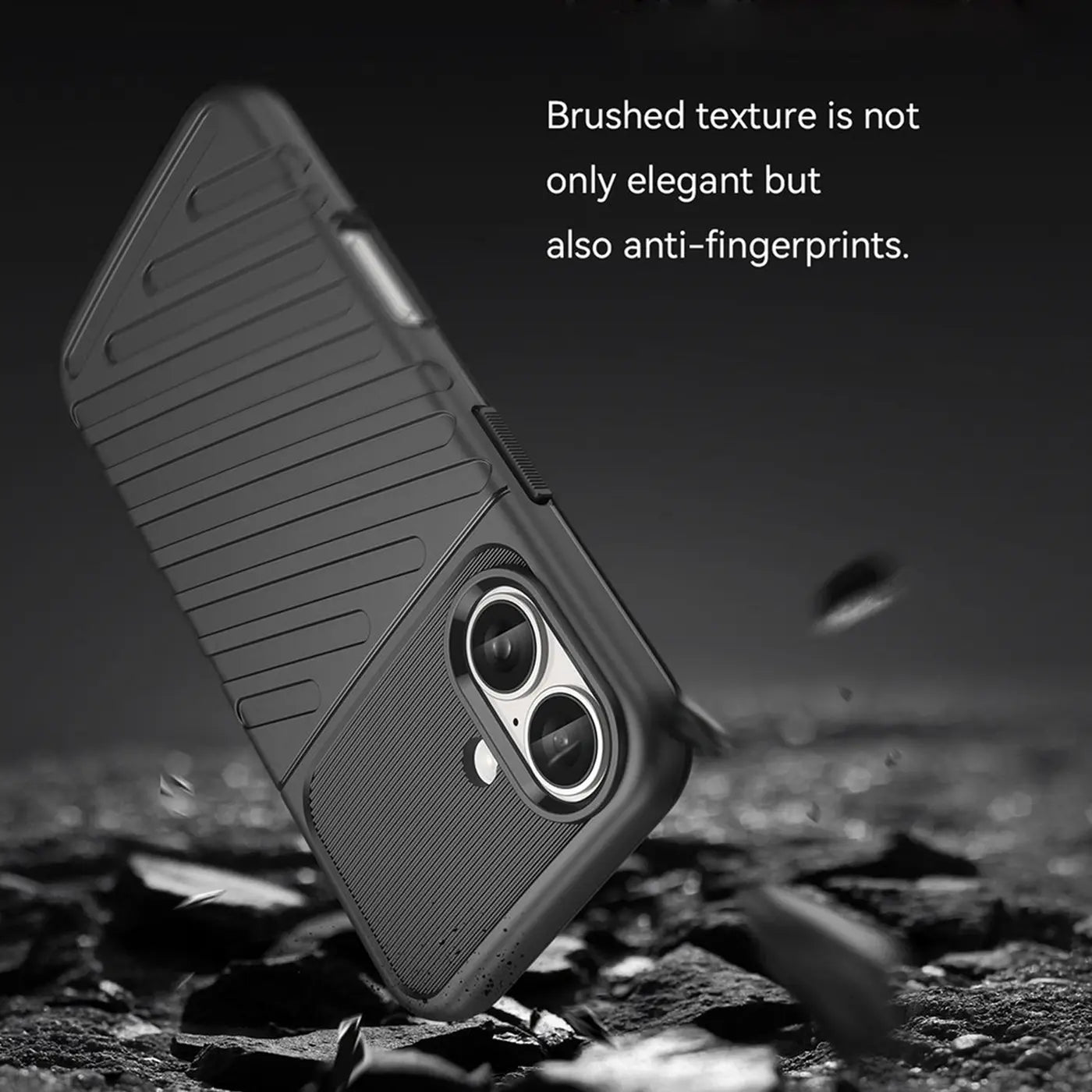 Schwarze Handyhülle aus Gummi, von schräg unten, mit Kameraöffnung für iPhone 17.