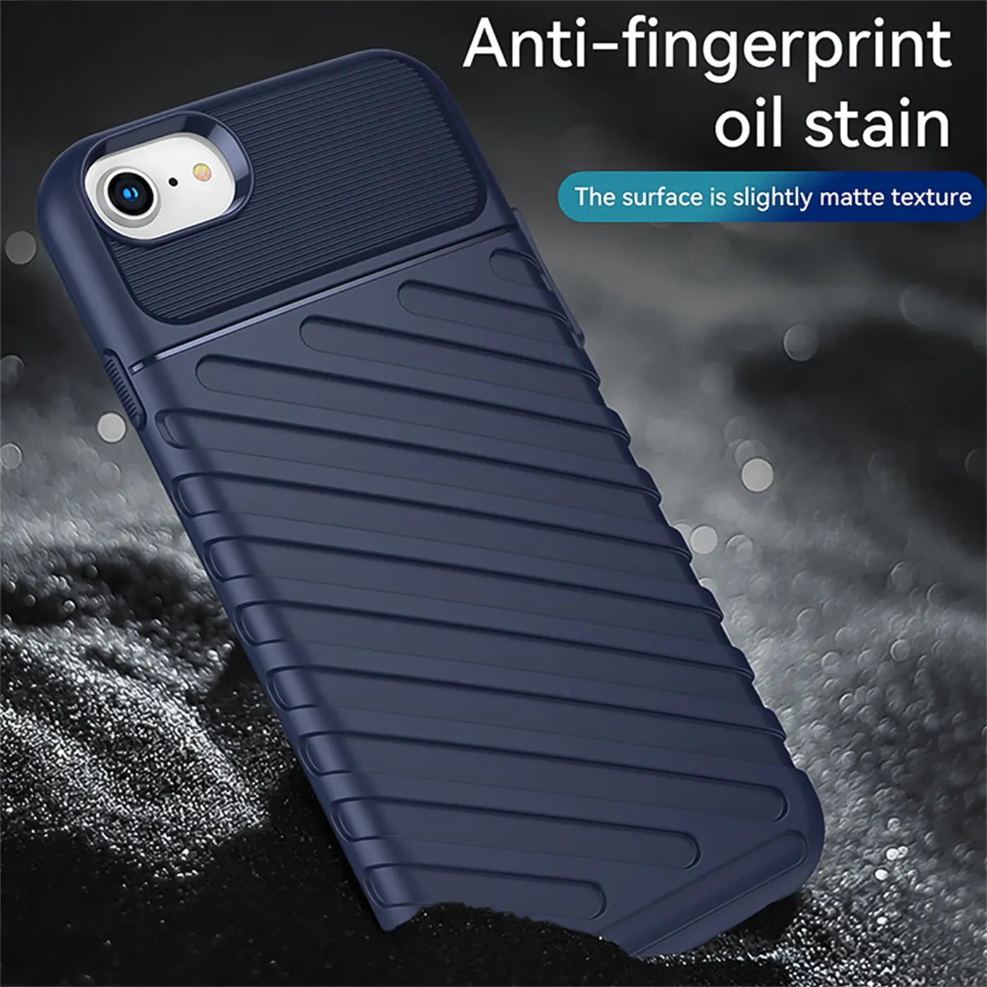 Dunkelblaue Handyhülle aus Kunststoff mit Rillenmuster, von schräg oben auf einem iPhone 7/8/SE.