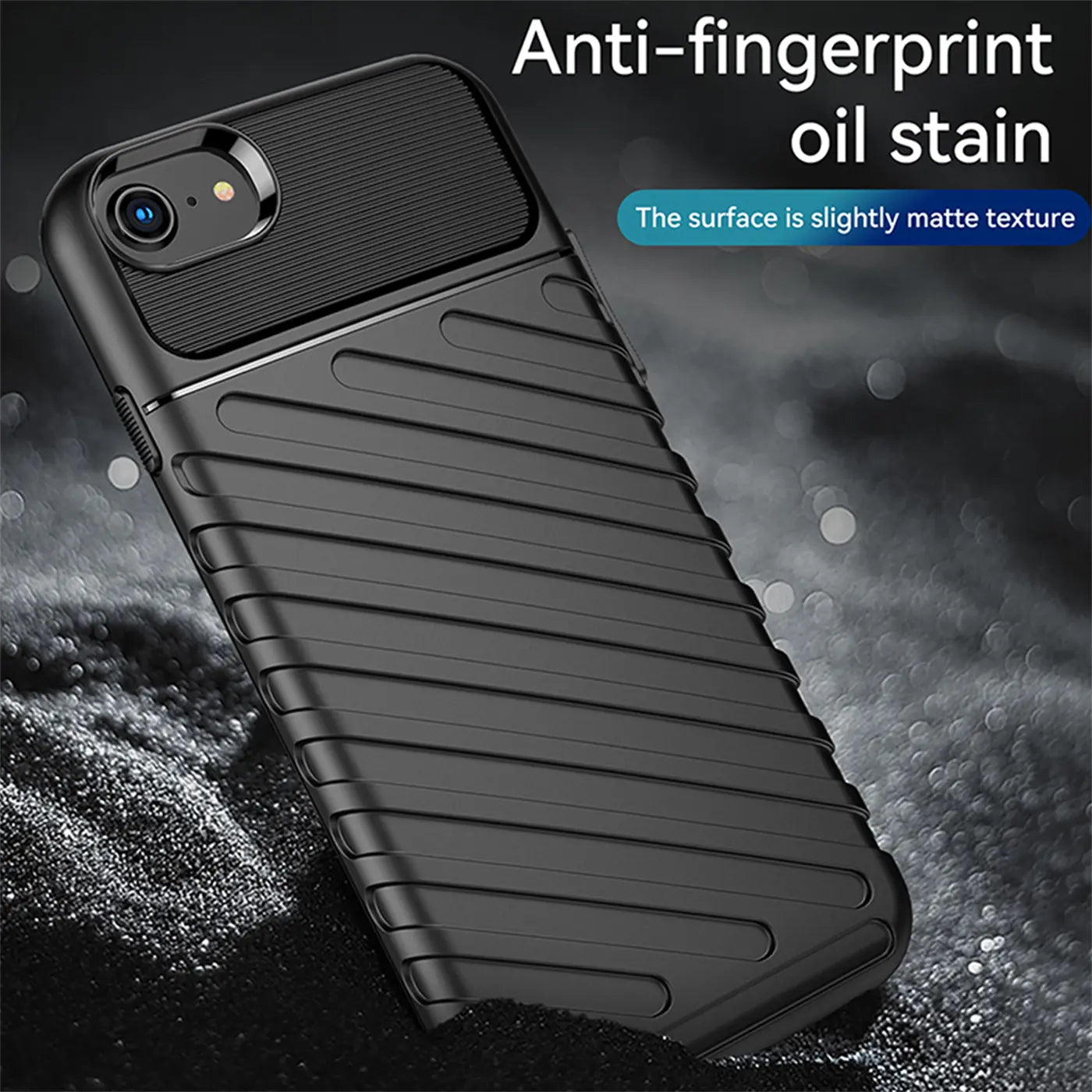 Schwarze Handyhülle aus Kunststoff, von schräg oben, für iPhone 7/8/SE.