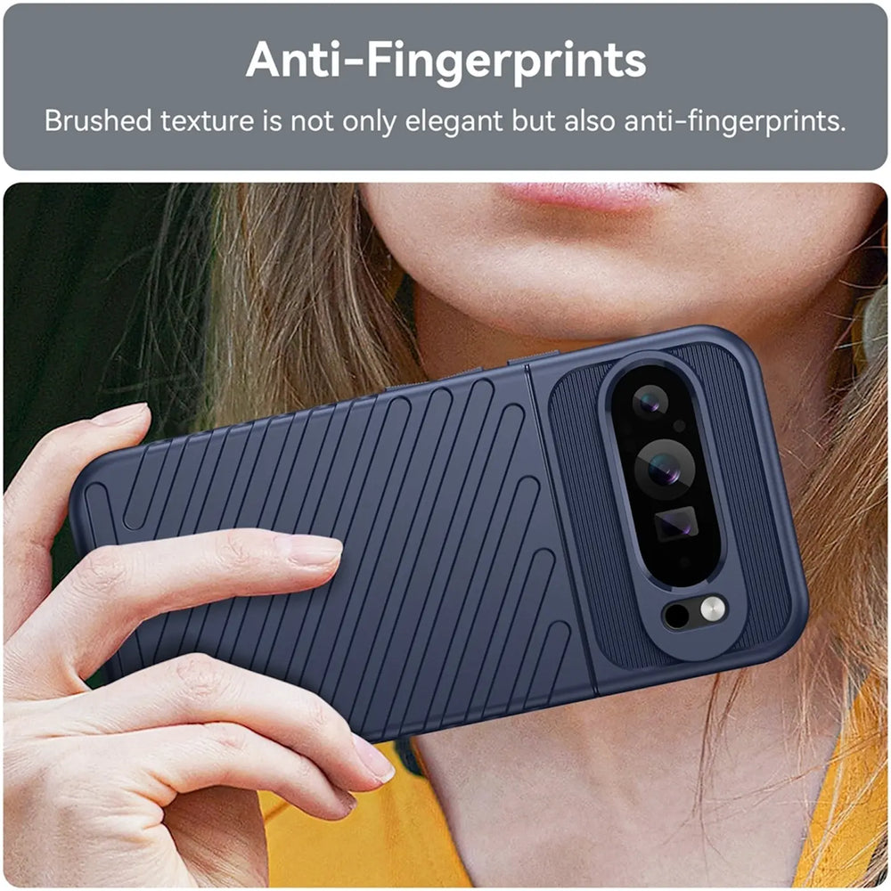 Frau hält Google Pixel 10 Pro XL mit dunkelblauer, geriffelter Silikonhülle, Rückseite mit Kamera sichtbar.