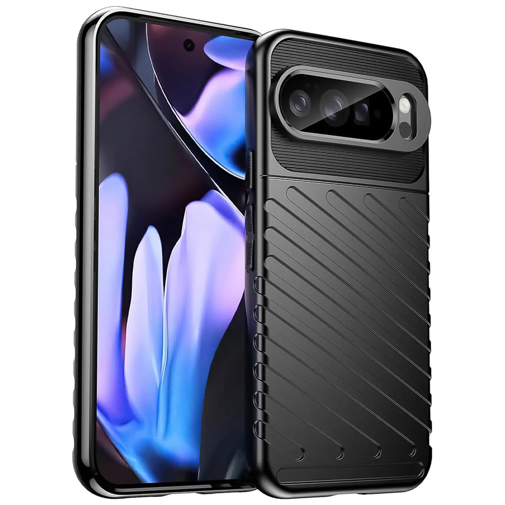 Schwarze, stoßfeste TPU-Hülle für Google Pixel 10 Pro XL, Rückseite mit diagonalen Rillen, Kameraausschnitt.