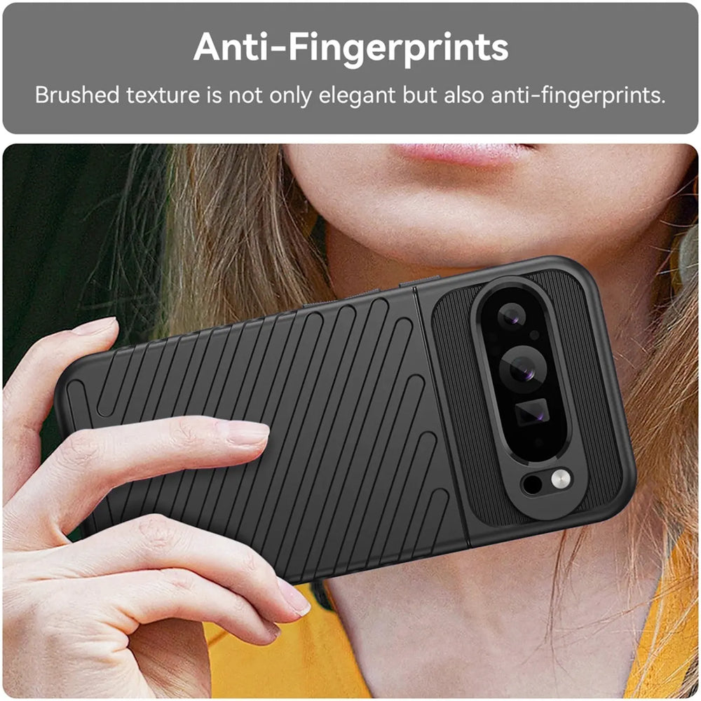 Schwarze, stoßfeste TPU-Hülle für Google Pixel 10 Pro XL, mit diagonalem Rillenmuster, von Hand gehalten, Rückseite sichtbar.