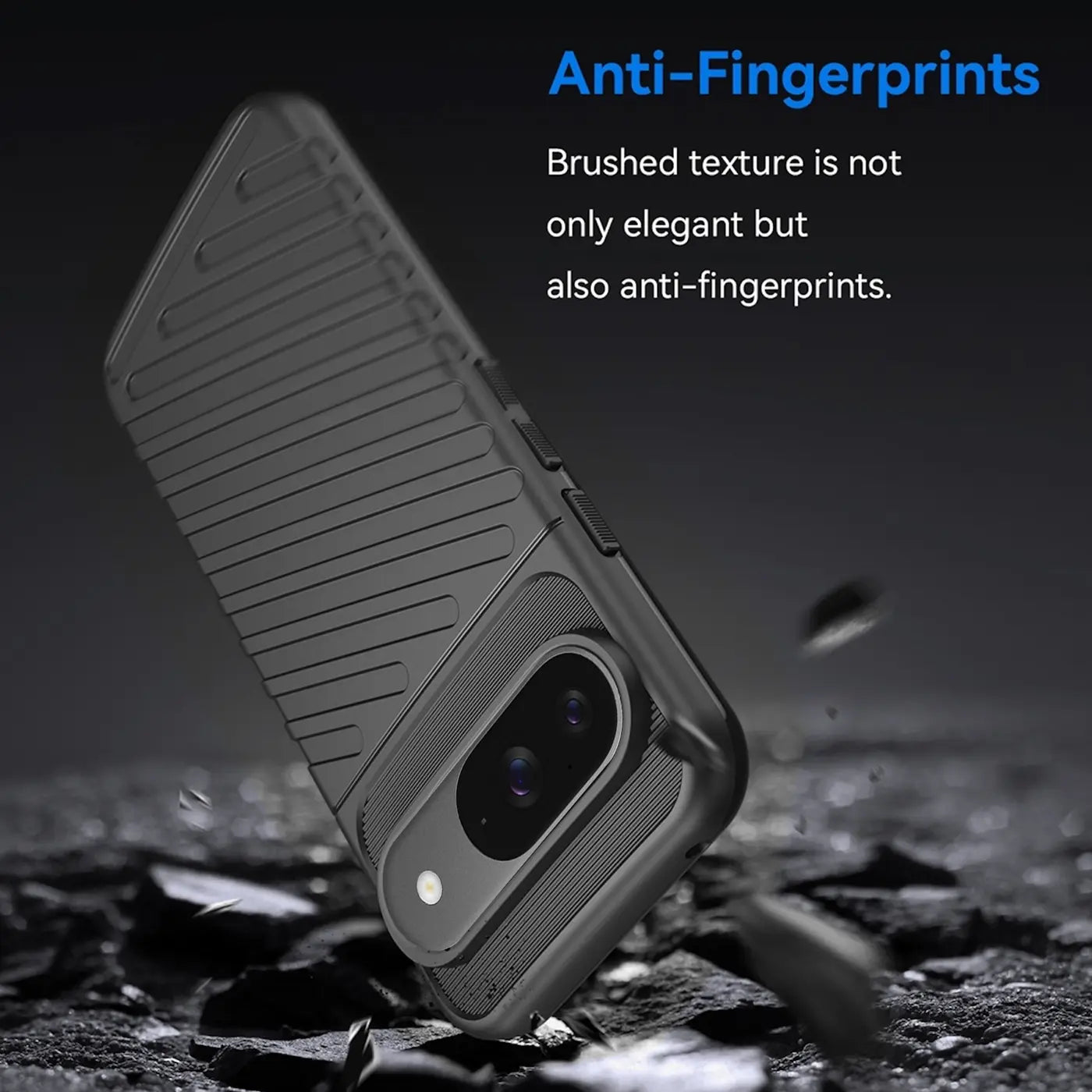 Schwarze, stoßfeste Kunststoffhülle für Google Pixel 10, schräg von hinten auf dunklem, steinigem Untergrund.