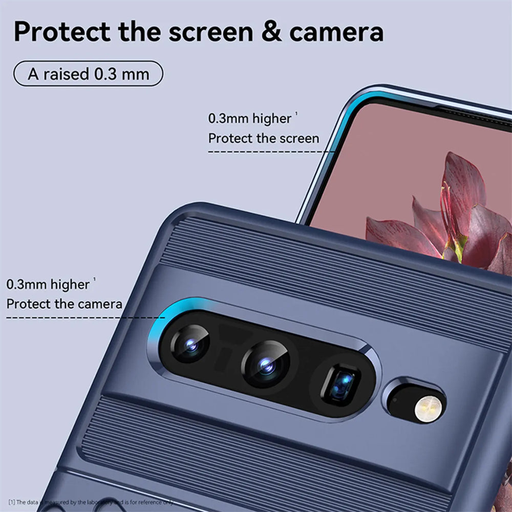 Dunkelblaue, stoßfeste TPU-Hülle für Google Pixel 7 Pro, schräg von hinten oben. Erhöhte Ränder schützen Kamera und Display.