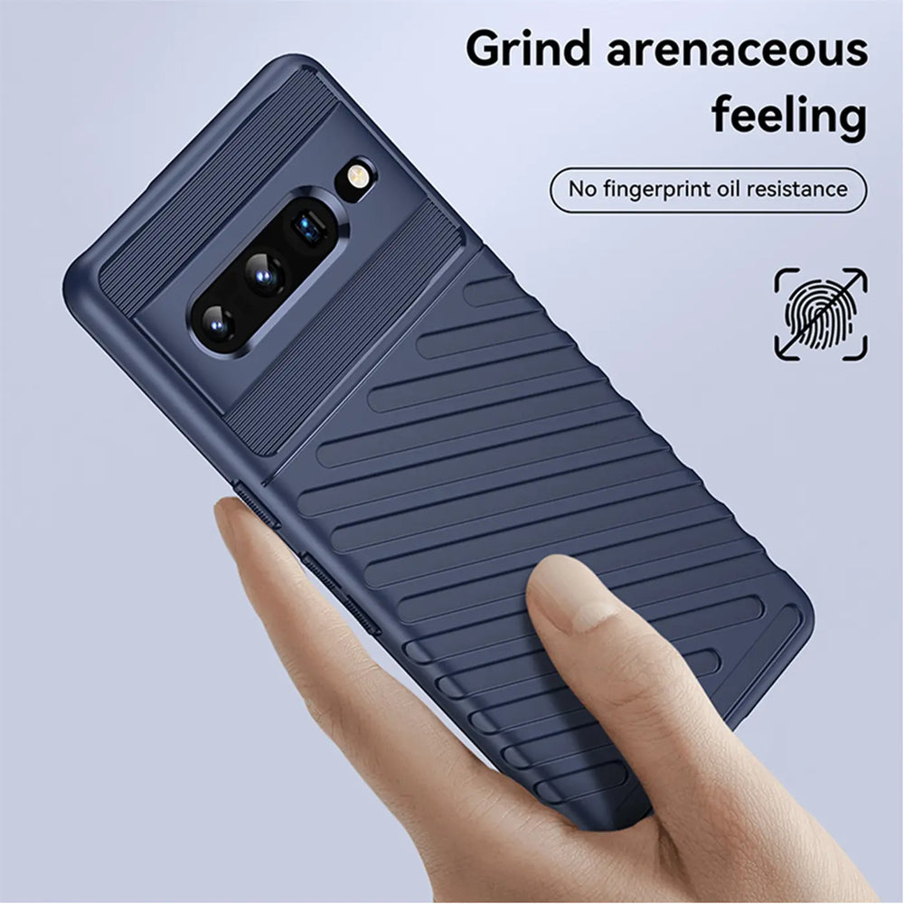 Dunkelblaue, gerippte Silikonhülle für Google Pixel 7 Pro, von Hand gehalten, schräg von oben.