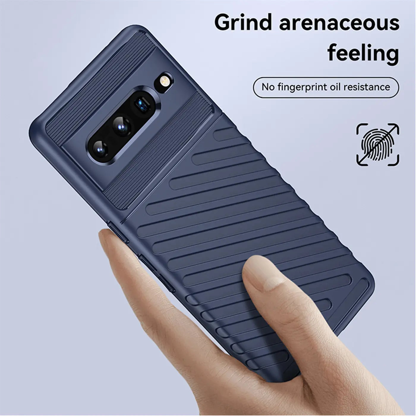 Dunkelblaue, gerippte Silikonhülle für Google Pixel 7 Pro, von Hand gehalten, schräg von oben.