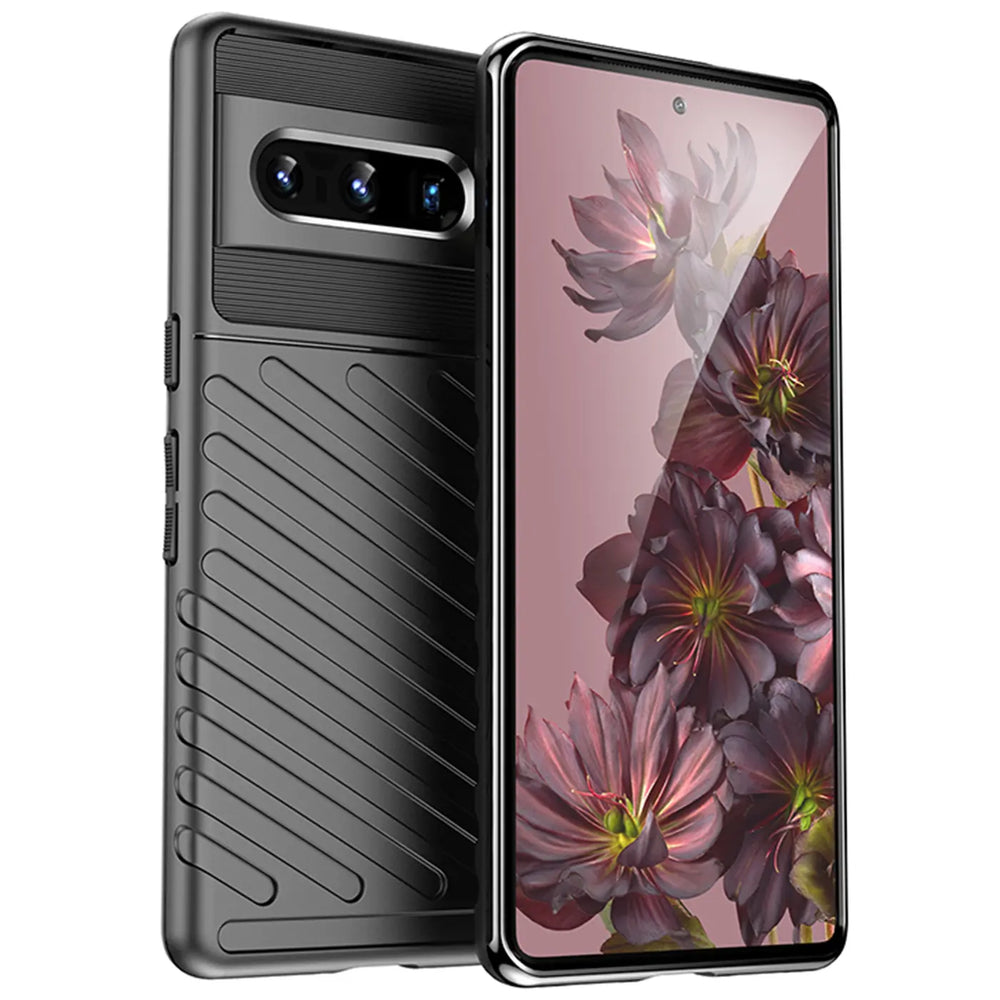 Schwarze, stoßfeste Kunststoffhülle für Google Pixel 7 Pro, schräg von hinten links und vorne rechts gezeigt.