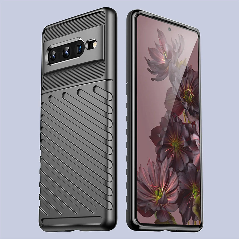 Zwei schwarze, stoßfeste Kunststoffhüllen für das Google Pixel 7 Pro, von hinten und schräg vorne gezeigt.