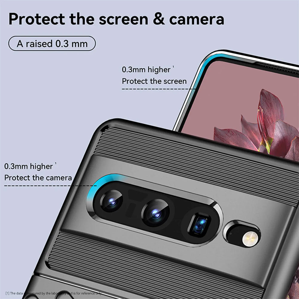 Dunkelgraue, geriffelte Google Pixel 7 Pro Hülle aus Kunststoff, schräg von hinten oben. Erhöhter Rand schützt Kamera und.