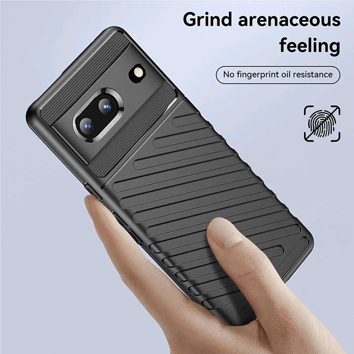 Schwarze, geriffelte Silikonhülle für Google Pixel 7, von Hand gehalten, schräg von oben.