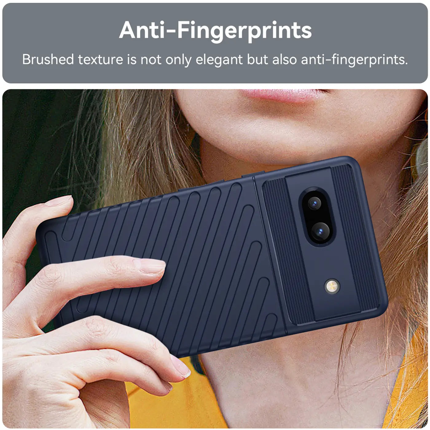 Eine Person hält ein Google Pixel 7a in einer dunkelblauen, strukturierten Silikonhülle mit diagonalen Rillen, Rückseite.