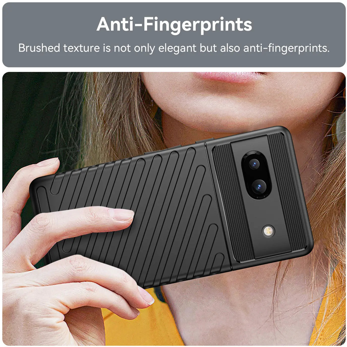 Schwarze, stoßfeste Silikonhülle mit diagonalen Rillen für Google Pixel 7a, von Hand gehalten, Rückseite sichtbar.