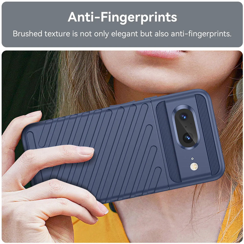Dunkelblaue, stoßfeste TPU-Hülle für Google Pixel 8 mit geriffelter Textur, von Hand gehalten, Rückseite sichtbar.