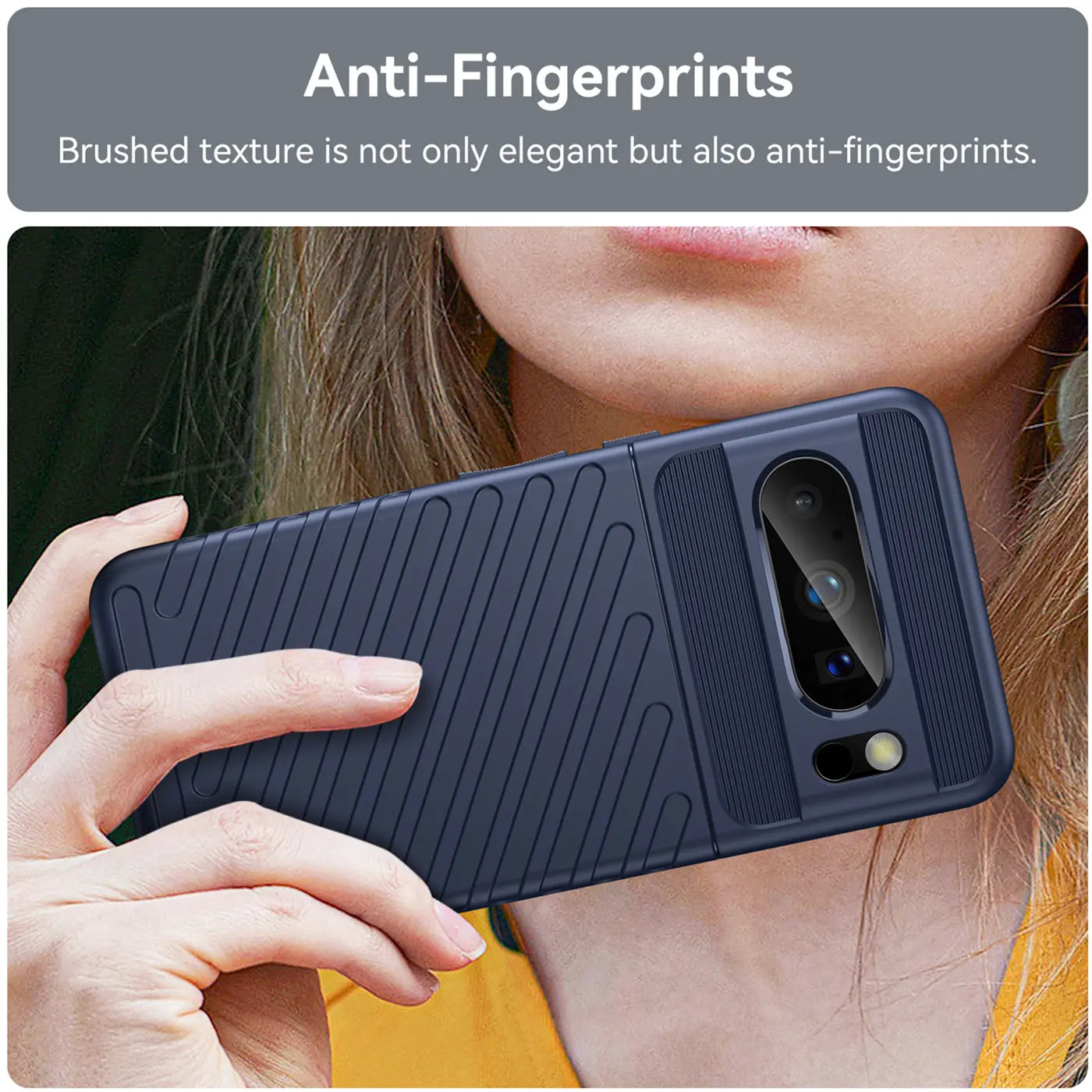 Dunkelblaue, strukturierte TPU-Hülle für Google Pixel 8 Pro, von Hand gehalten, Rückseite mit Kameraausschnitt sichtbar.