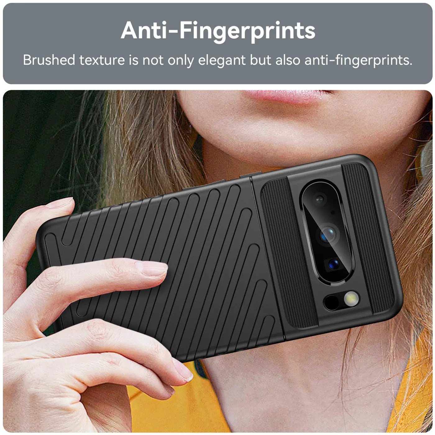 Schwarze, stoßfeste TPU-Hülle für Google Pixel 8 Pro, mit geriffelter Textur, von Hand gehalten, schräg von oben.