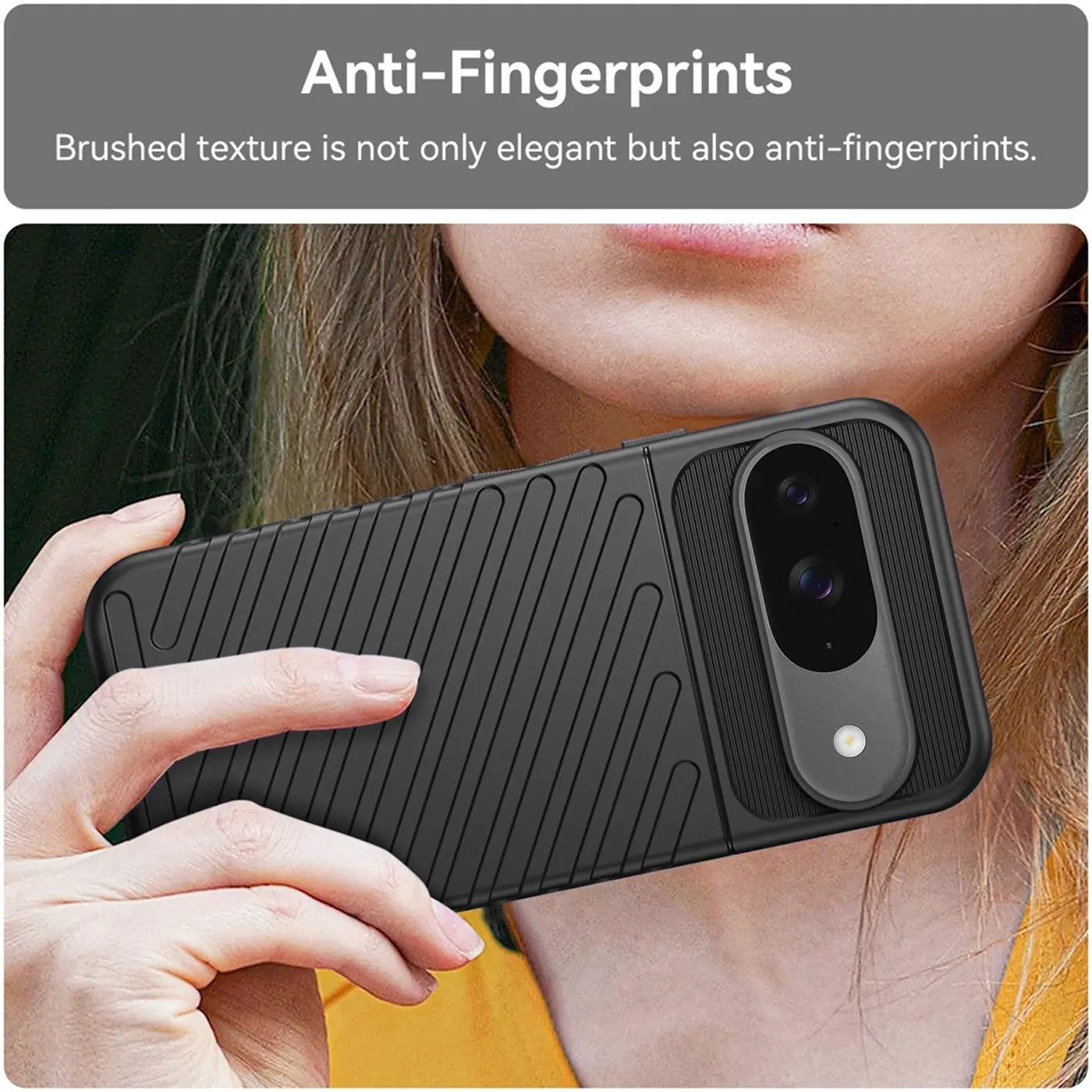 Nahaufnahme: Eine Hand hält ein Google Pixel 9 mit schwarzer, geriffelter Silikonhülle. Die Kamera ist sichtbar.
