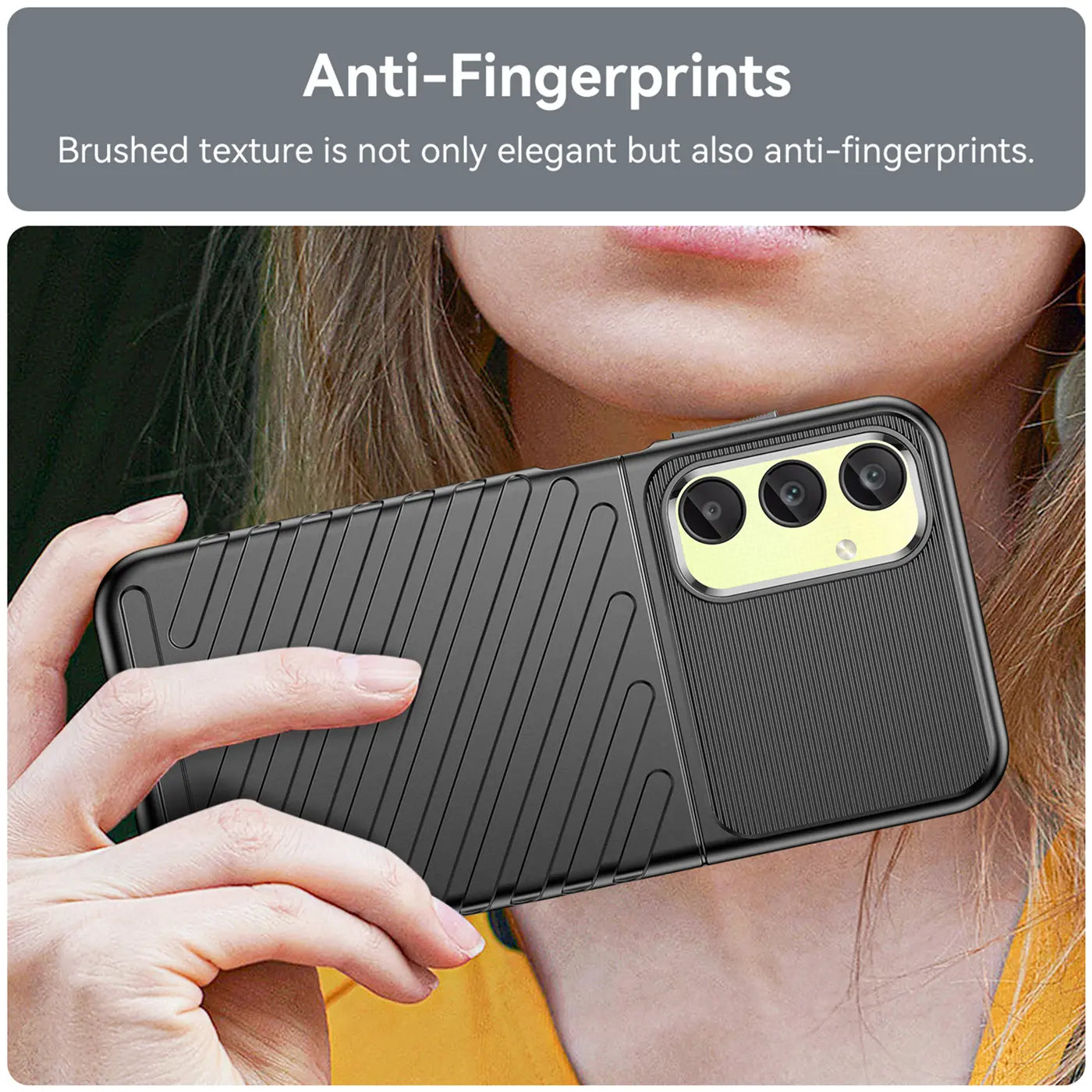 Schwarze Hülle mit Rillenmuster, von hinten gezeigt, hält ein Samsung Galaxy A25 5G.